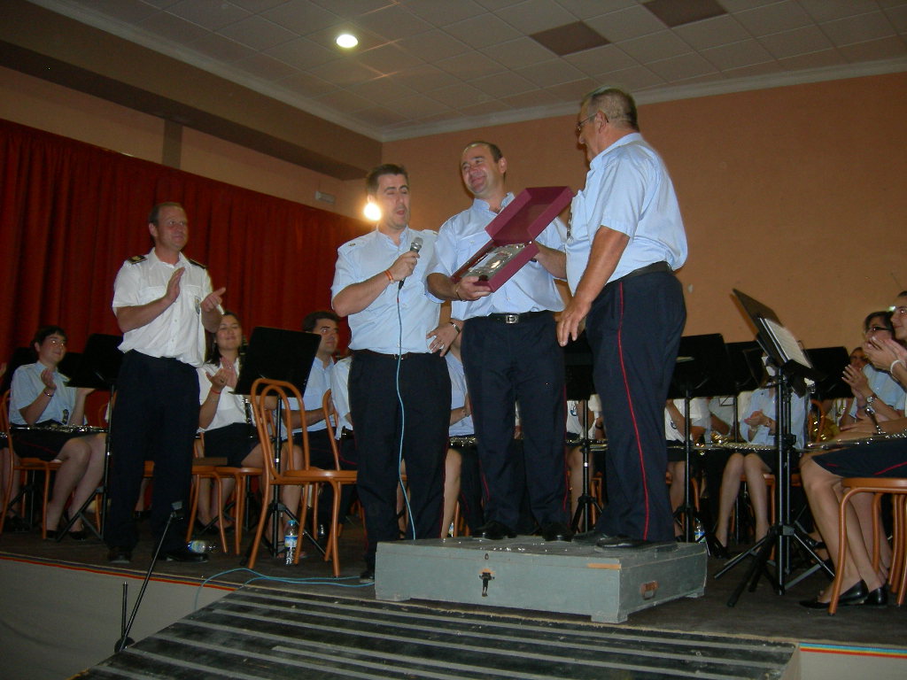 Entrega de placa por parte de la Asociación Musical "El Pilar - La Santa Cruz"